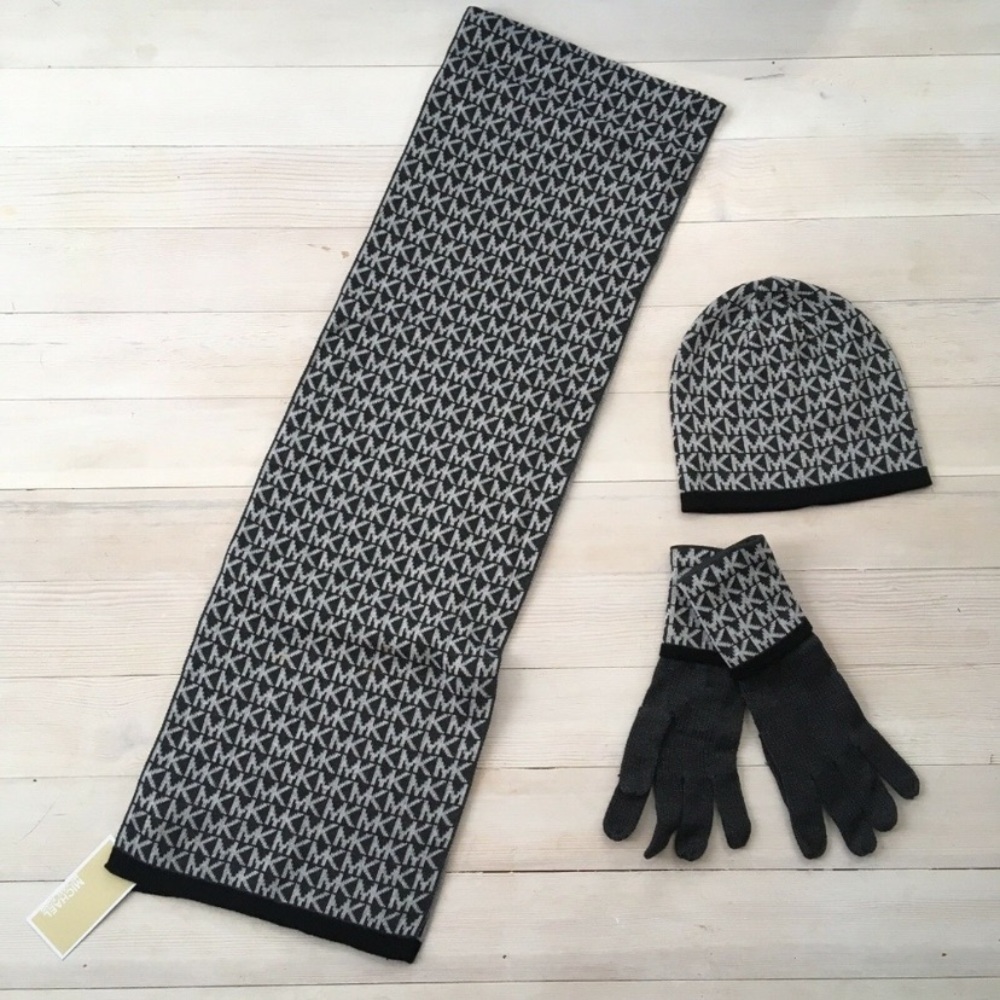 NWT🌸 Michael Kors Gift Set: Muffler, Hat, & Glove - Picture 4 of 4